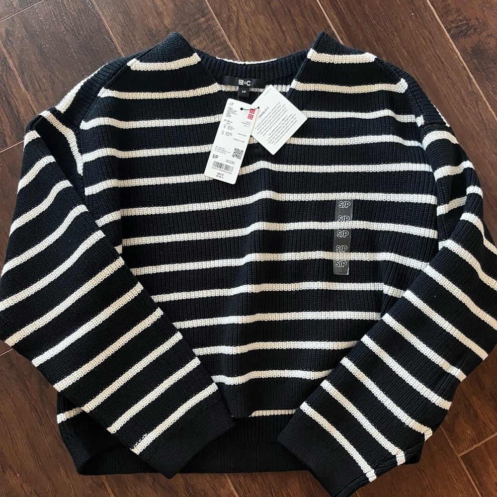Uniqlo Black and White Knit Top